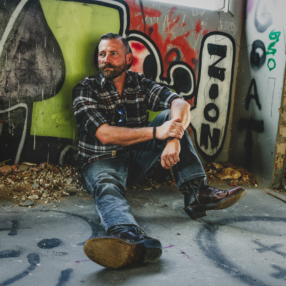 Black Silicone Glass Flask Single Shot 100mL urban lifestyle shot